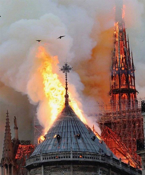 火中的巴黎圣母院